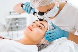 Dermatologista examinando a pele de um paciente em consultório moderno, representando atendimento especializado em Curitiba.